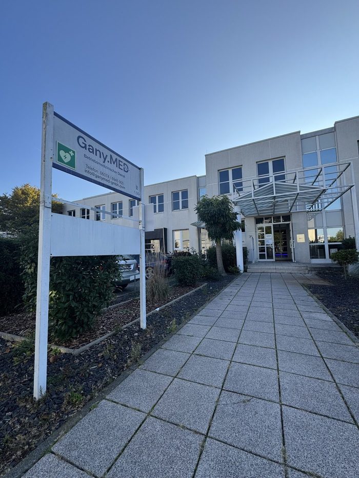Gebäude in der Waldstraße 74 in Dietzenbach mit Zugangsweg